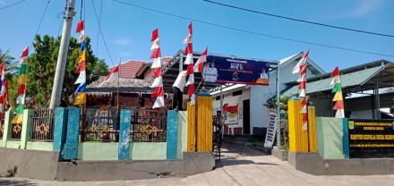 Pemasangan Bendera Merah putih dan Umbul-umbul Dikantor Desa Rempek untuk Menyambut HUT KLU ke-13 da